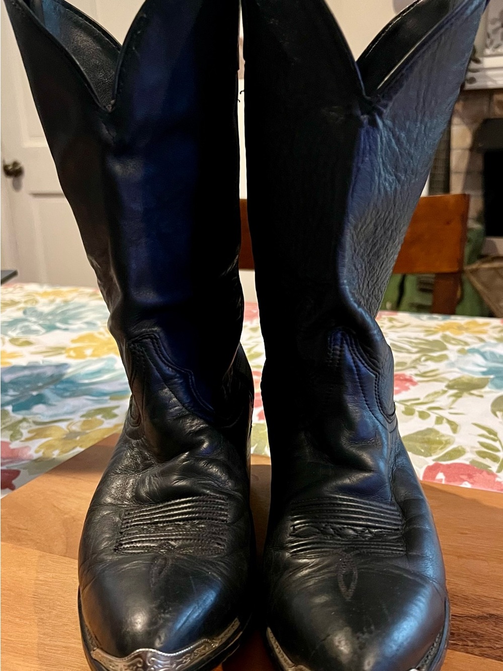Women’s Sz 9.5 Laredo Black Leather Western Boots with Silver Metal accents.